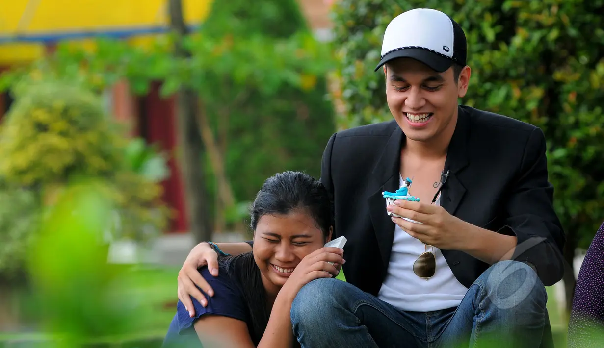 Kevin Julio terlihat sangat akrab dengan salah satu fansnya saat program Ngedate Bareng Artis yang diselenggarakan oleh Liputan6.com, Jakarta, Rabu (1/4/2015). (Liputan6.com/Faisal R Syam)