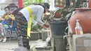 Umat Hindu mengambil air suci sebelum memasuki Pura Aditya Jaya, Jakarta, Sabtu (17/3). Pura Aditya Jaya menjadi tempat perayaan Nyepi umat Hindu di Jakarta. (Liputan6.com/Herman Zakharia)