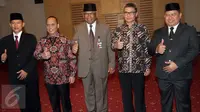 Plt Ketua KPK Taufiqurachman Ruki (tengah) didampingi Direktur Penyidikan baru Kombes Pol Aris Budiman (kiri) dan Kepala Biro Hukum baru Kombes Pol Setiadi (kanan) berfoto bersama usai upacara pelantikan di Jakarta, Rabu (16/9).(Liputan6.com/Helmi Afandi)