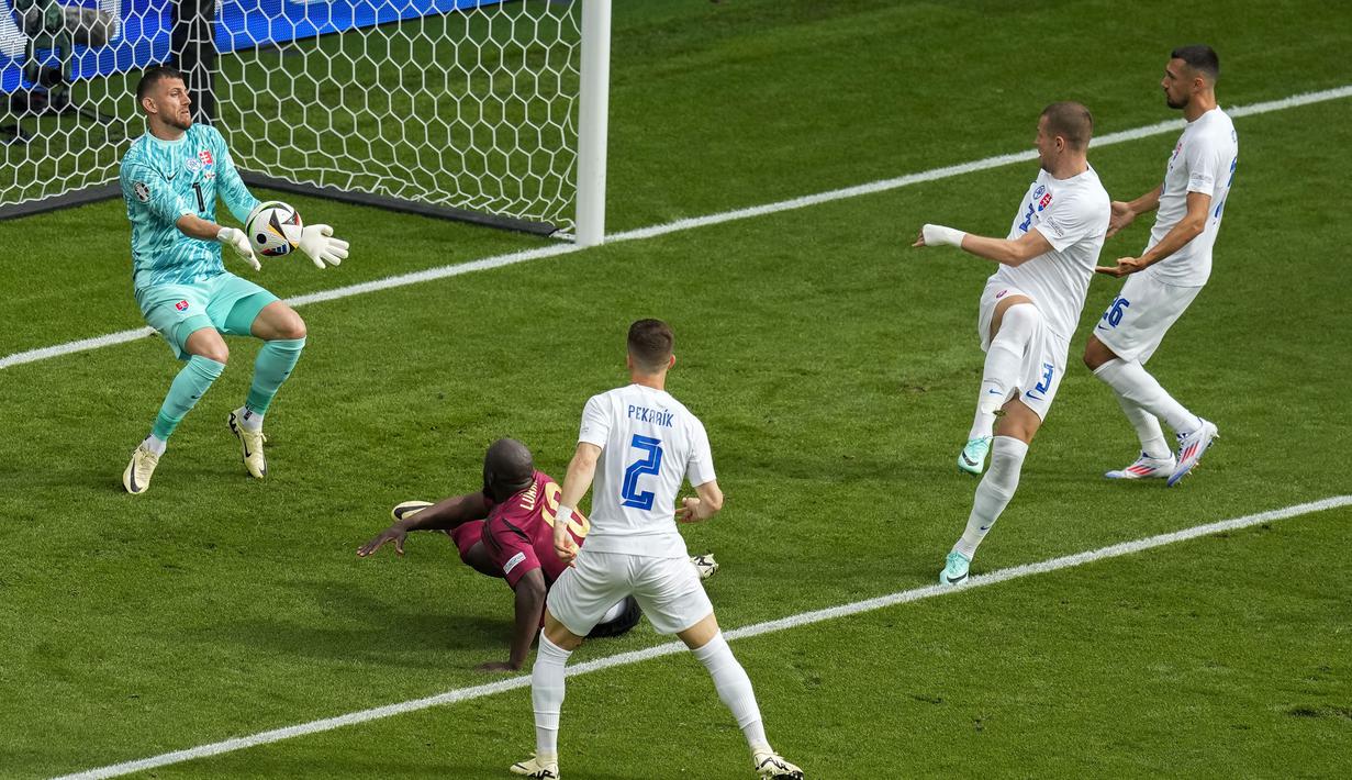 Kiper Timnas Slovakia, Martin Dubravka berhasil memblok tendangan dari jarak dekat striker Timnas Belgia, Romelu Lukaku pada laga Grup E Euro 2024 di Waldstadion, Frankfurt, Jerman, Senin (17/6/2024). (AP Photo/Themba Hadebe)