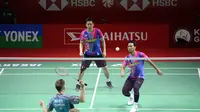 Mohammad Ahsan/Hendra Setiawan bertanding menghadapi pebulutangkis Denmark pada 32 besar Indonesia Masters 2022. (Bola.com/Ikhwan Yanuar Harun)