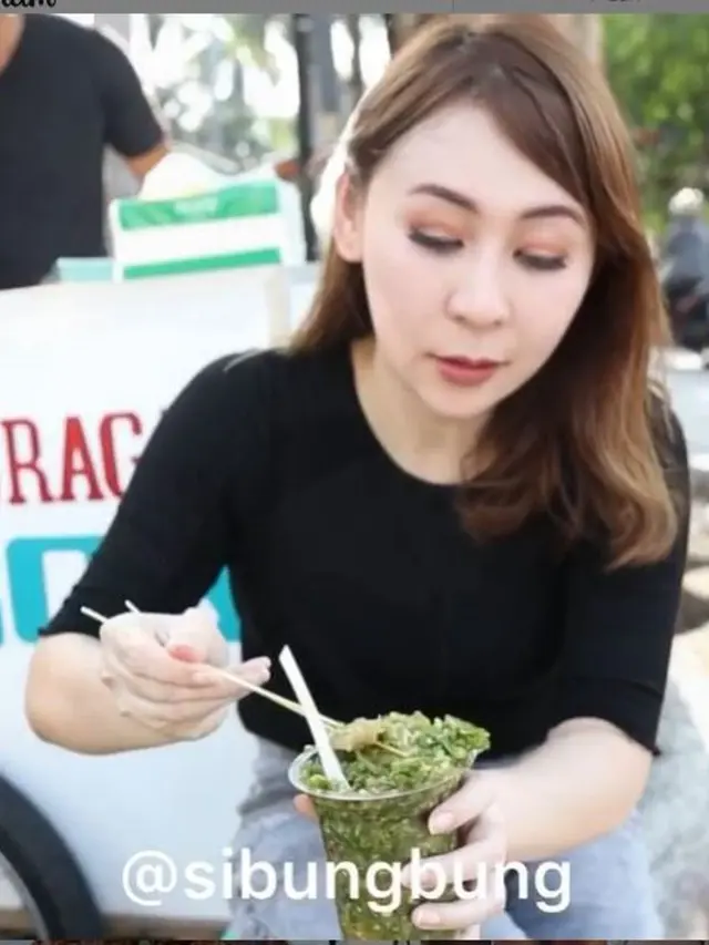 Makan Tahu Gejrot dengan 130 Cabai, Food Vlogger Indonesia Disorot Media Asing