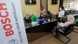 Bosch Indonesia, UMKM kuliner dan Komunitas Camper Van Indonesia membagikan 1000 paket makanan kepada para nakes dan relawan vaksin di 18 titik rumah sakit dan sentra vaksinasi di Jabodetabek. (Liputan6.com/HO/Bon)