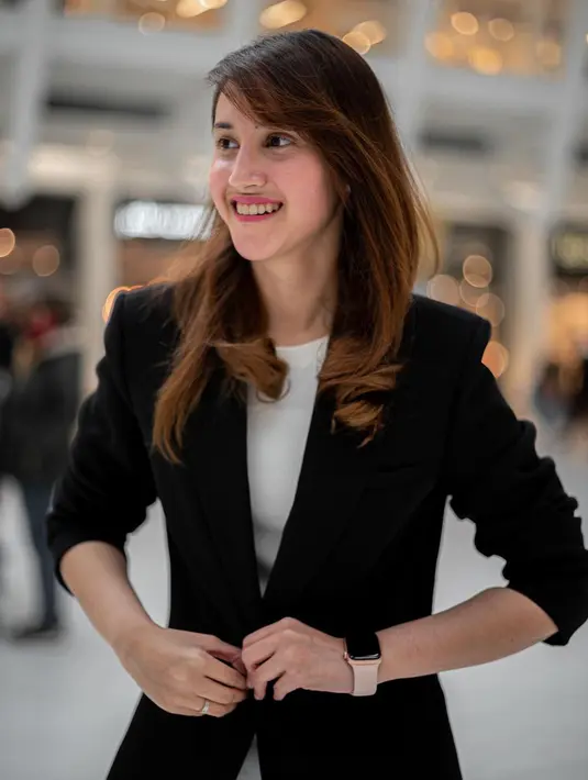 Tsamara Amany Alatas adalah seorang politikus perempuan asal Indonesia. Di tahun 2019, ia bertugas sebagai juru bicara pasangan capres Jokowi dan cawapres Maruf Amin. Foto: Instagram.