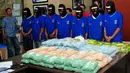 BNN berhasil menangkap tujuh orang tersangka asal Aceh Timur dengan barang bukti sebanyak 20 Kg Sabu dan 580 ribu butir ekstasi, Jakarta, Rabu (13/5/2015). (Liputan6.com/Yoppy Renato)