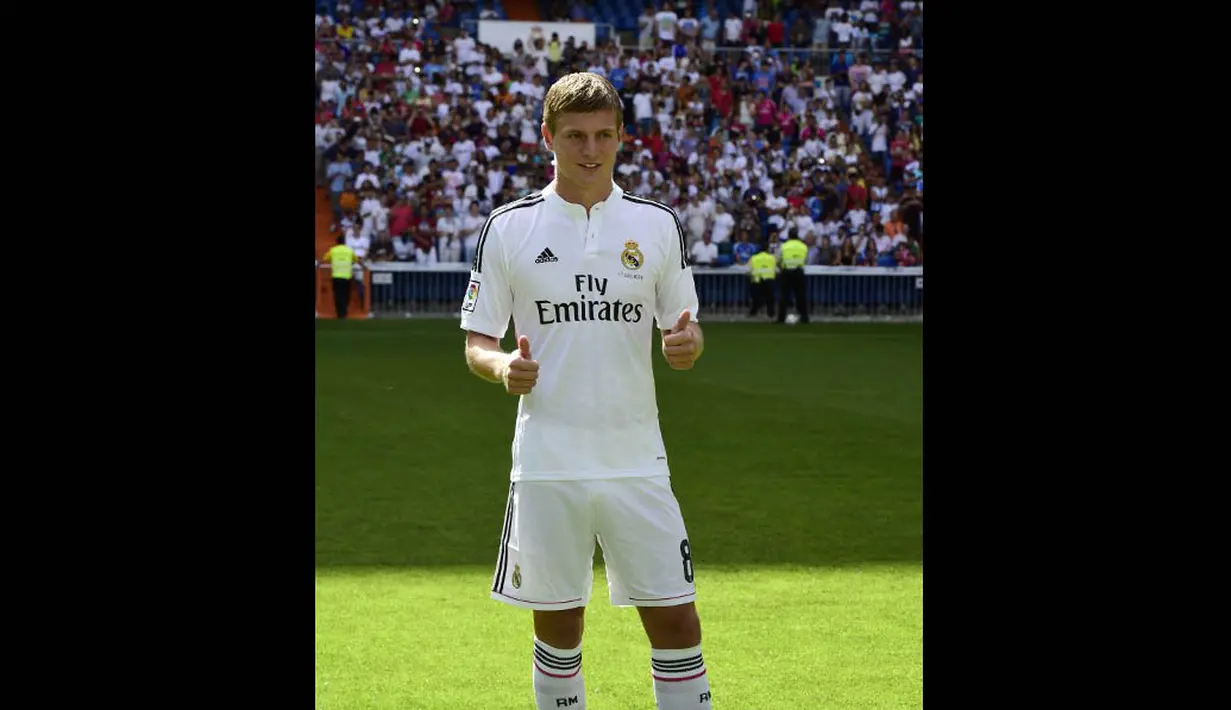 Kamis (17/7/14), Real Madrid secara resmi memperkenalkan pemain barunya, Toni Kroos di Santiago Bernabeu. (AFP PHOTO/JAVIER SORIANO)