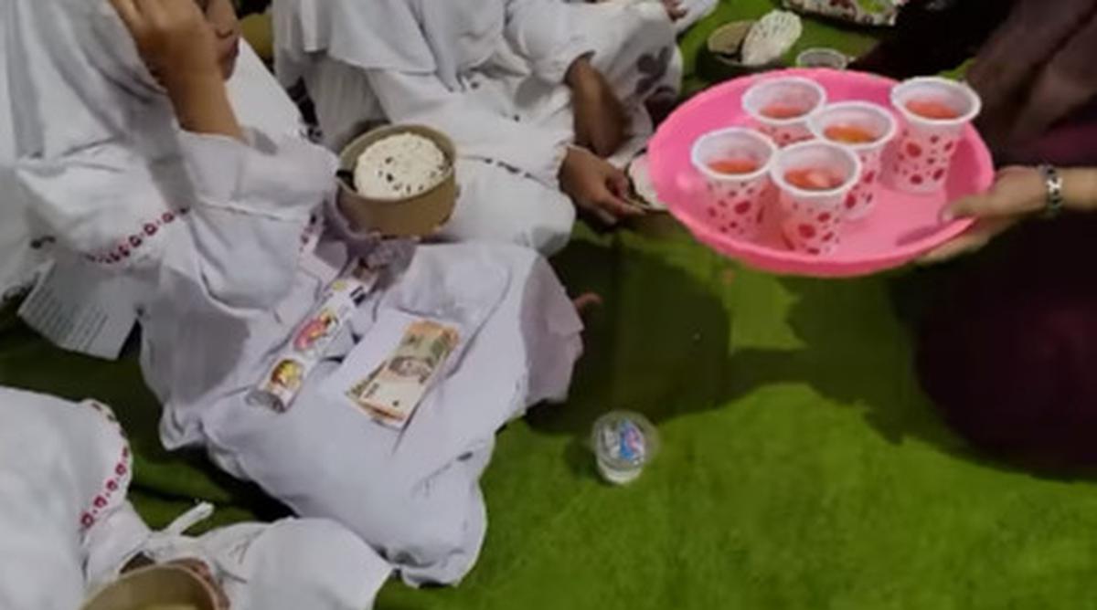Siapkan Makanan, Bule Cantik Mualaf Asal Amerika Ikut Acara Maulid Nabi '