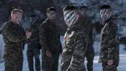 Tentara Korea Selatan dan AS bersiap untuk melakukan latihan musim dingin di Pyeongchang, Korea Selatan (24/1). (AFP/Ed Jones)