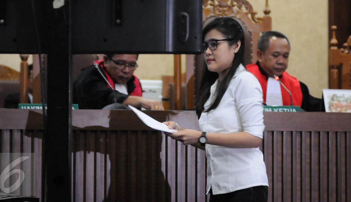 Terdakwa kasus dugaan pembunuhan Wayan Mirna Salihin, Jessica Wongso usai membacakan pledoi pada sidang lanjutan di PN Jakarta Pusat, Rabu (12/10). (Liputan6.com/Faizal Fanani)