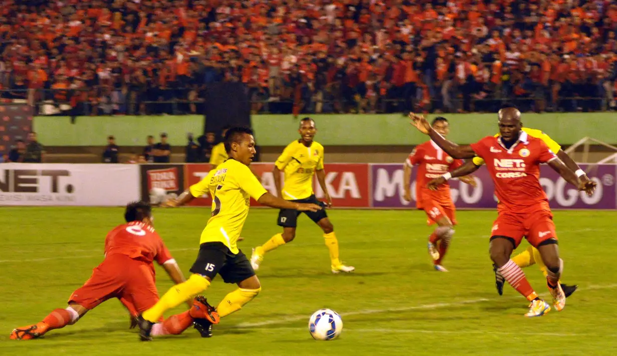 Pemain Semen Padang, Hendra Adi Bayauw, dilanggar pemain Persija, Maman Abdurrahman, di kotak penalti pada laga terakhir Grup D babak 8 besar Piala Jenderal Sudirman di Stadion Manahan, Solo, Minggu (20/12/2015) malam WIB.(Bola.com/Romi Syahputra)