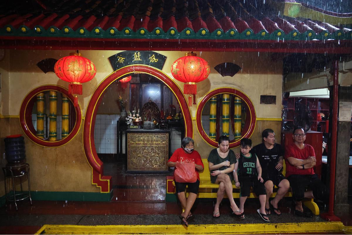 Ibadah Malam Imlek di Vihara Boen Tek Bio Tangerang