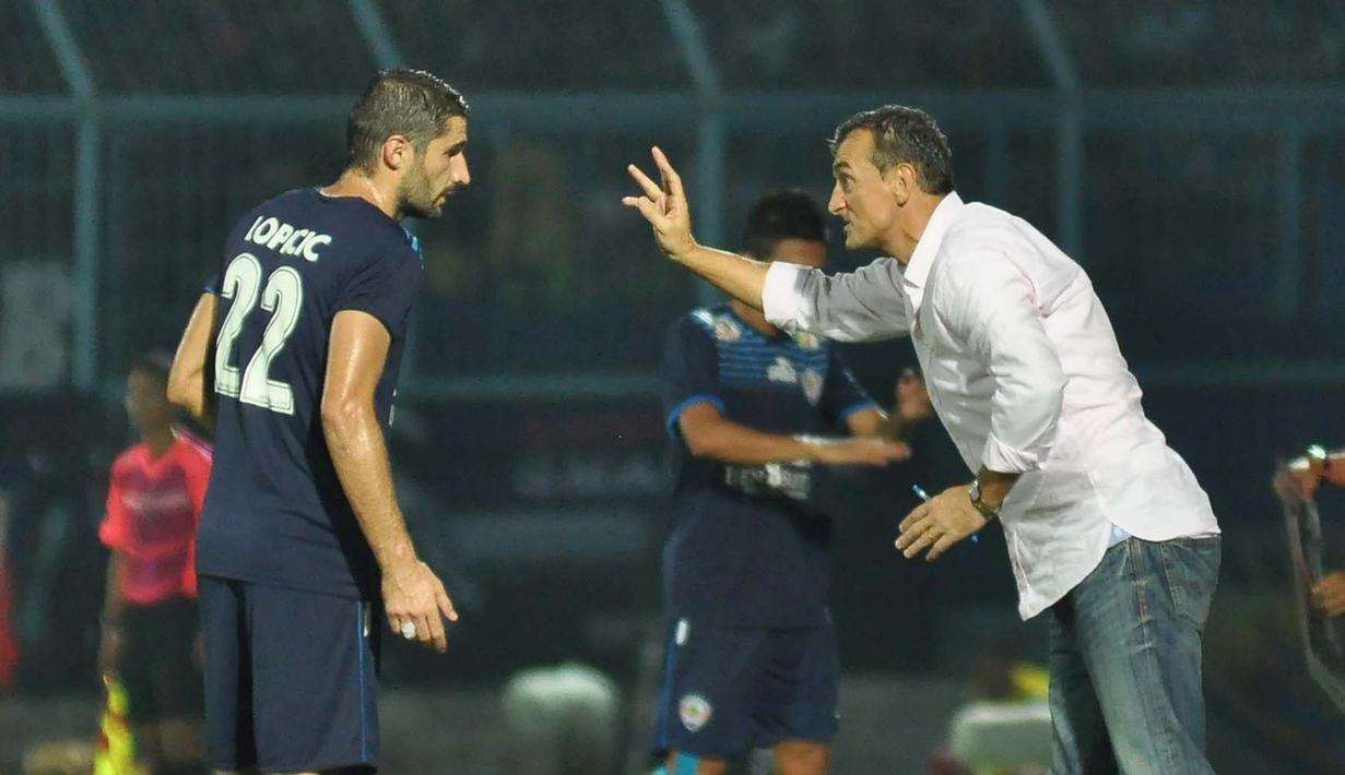 Pelatih Arema Cronus, Milomir Seslija (kanan), memberikan instruksi kepada Srdan Lopicic dalam semifinal Torabika Bhayangkara Cup 2016 di Stadion Kanjuruhan, Kabupaten Malang, Kamis (31/3/2016). (Bola.com/Iwan Setiawan)