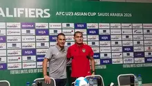 Pelatih&nbsp;Timnas Indonesia U-23,&nbsp;Gerald Vanenburg (kiri), dan Mikael Tata berbicara kepada awak media jelang&nbsp;Kualifikasi Piala Asia U-23 2026 melawan Laos di&nbsp;Stadion Gelora Delta, Sidoarjo. (Bola.com/Aditya Wany)