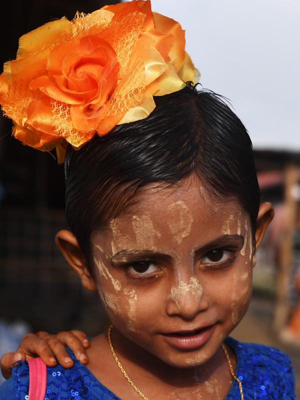 Seorang bocah berpose mengenakan pakaian baru pada perayaan Idul Adha di kamp pengungsi Thangkhali, Bangladesh, Rabu (22/8). Hampir setahun mereka menghuni kamp ini usai kabur menghindari represi militer di Negara Bagian Rakhine. (Dibyangshu SARKAR / AFP)