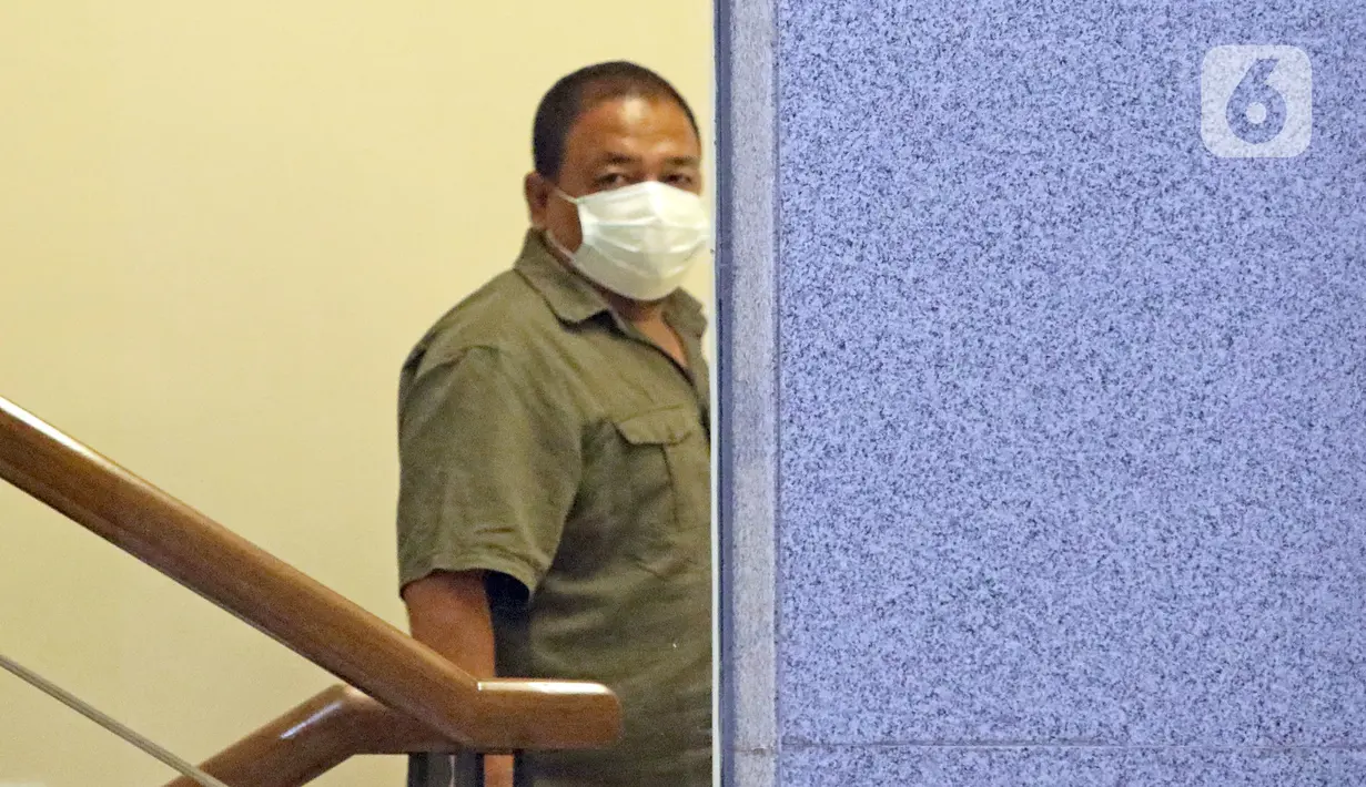 Bupati Langkat Sumatera Utara, Terbit Rencana Perangin Angin saat tiba di Gedung KPK, Jakarta, Rabu (19/1/2022). Terbit Rencana Perangin Angin akan menjalani pemeriksaan lebih lanjut usai terkena OTT KPK pada Selasa (18/1/2022) malam. (Liputan6.com/Helmi Fithriansyah)