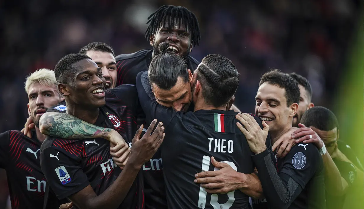 Penyerang AC Milan, Zlatan Ibrahimovic berselebrasi dengan rekan-rekannya usai mencetak gol ke gawang Cagliari pada pertandingan Liga Serie A Italia di Sardegna Arena (11/1/2020). Ibrahimovic mencetak gol dimenit ke-64 dan merupakan gol perdananya di AC Milan musim ini. (Spada(/LaPresse via AP)