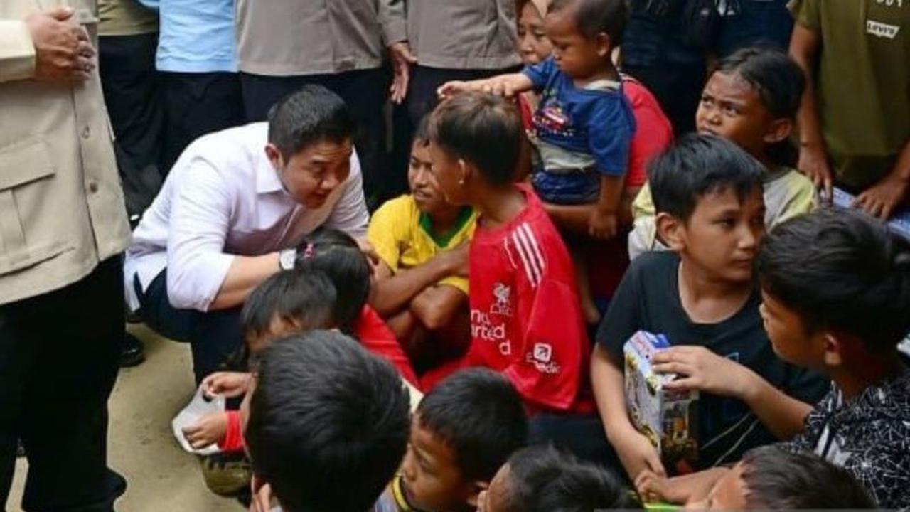 Seskab Teddy Bawa Ransel Penuh Harapan untuk Anak-anak Korban Banjir Aceh Tamiang