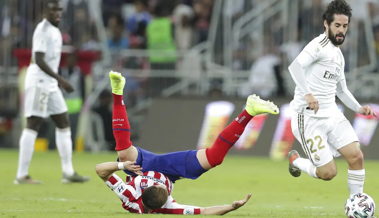 Gelandang Real Madrid, Isco, menggiring bola saat melawan Atletico Madrid pada laga Piala Super Spanyol di King Abdulla Sports City, Jeddah, Senin (13/1/2020). Real Madrid menang adu penalti 4-1 atas Atletico Madrid. (AP/Hassan Ammar)