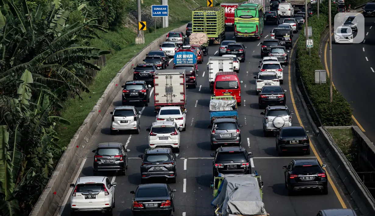 Suasana kemacetan lalu lintas saat jam berangkat kerja di sejumlah jalanan Jakarta, Rabu (27/7/2022) pagi. Polda Metro Jaya mengusulkan agar jam kerja kantor di wilayah DKI Jakarta diubah untuk mengurangi kemacetan. (Liputan6.com/Faizal Fanani)