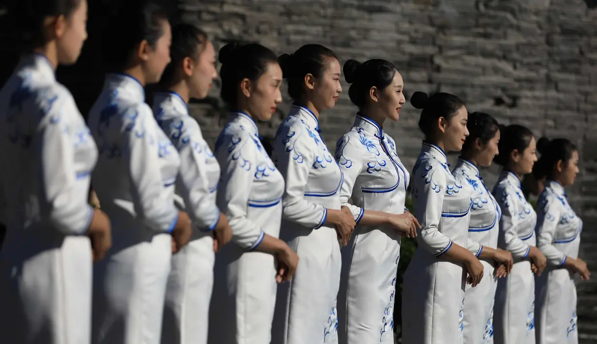 Sejumlah model berpose mengenakan busana tradisional tiongkok atau disebut qipao selama Festival Budaya Cheongsam Internasional Shenyang di Istana Kekaisaran Shenyang di Shenyang, provinsi Liaoning, China (19/9). (AFP Photo/Str/China Out)