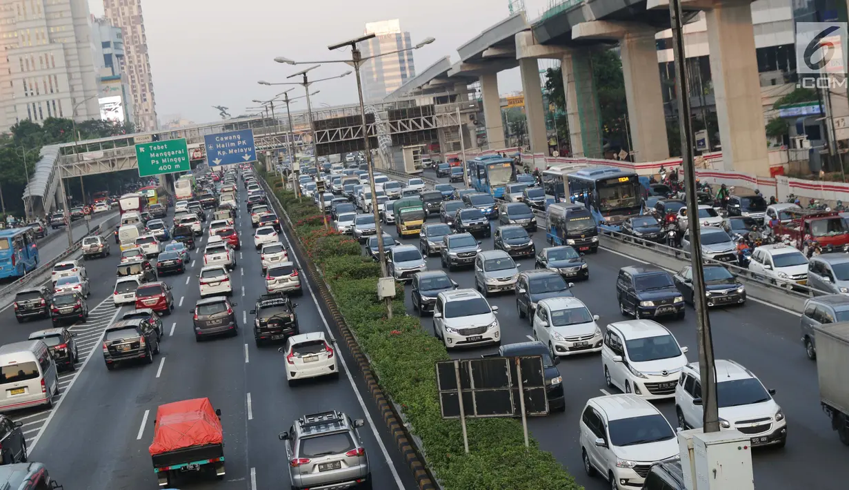 Suasana arus lalu lintas di Tol Dalam Kota sekitar Jalan Jend Gatot Subroto, Jakarta, Selasa (18/6/2019). Hasil survei Lembaga pengukur tingkat kemacetan kota-kota di dunia, TomTom Traffic Index, menyebut tingkat kemacetan DKI Jakarta menurun hingga delapan persen. (Liputan6.com/Helmi Fithriansyah)