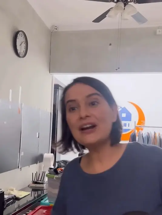 Prilly Latuconsina tunjukkan dirinya pakai behel. [Foto: Instagram/prillylatuconsina96]