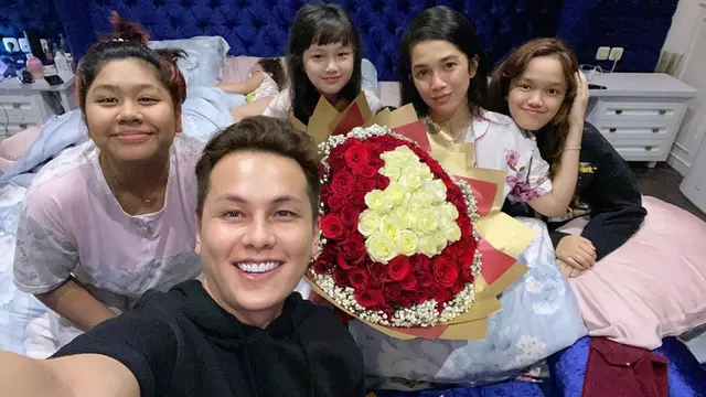 Momen Kejutan Ultah Ussy Sulistiawaty yang Ke-39