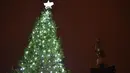 Cahaya kerlap-kerlip pohon Natal setelah tradisi penyalaan lampu di Trafalgar Square, Kamis (6/12). Setiap tahun London mendapat pohon Natal dari Norwegia sebagai tanda terima kasih atas dukungan Inggris selama perang dunia II. (Ben STANSALL / AFP)
