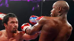 Floyd Mayweather Jr menghindar dari pukulan jab Manny Pacquiao saat kejuaraan kelas welter di MGM Grand Garden Arena, Las Vegas, Nevada, Minggu (3/5/2015). Floyd Mayweather berhasil manang angka atas Manny Pacquiao. (REUTERS/Steve Marcus)