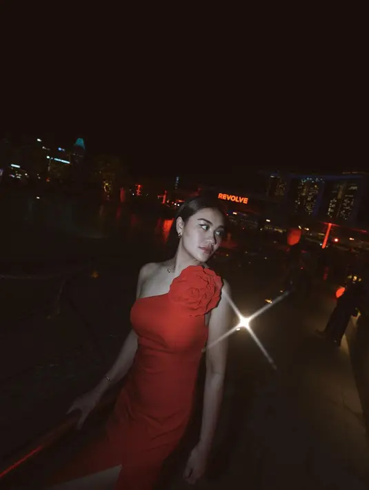 Pelantun lagu “Ajari Aku” itu mengenakan off shoulder bodycon dress berwarna merah merona.