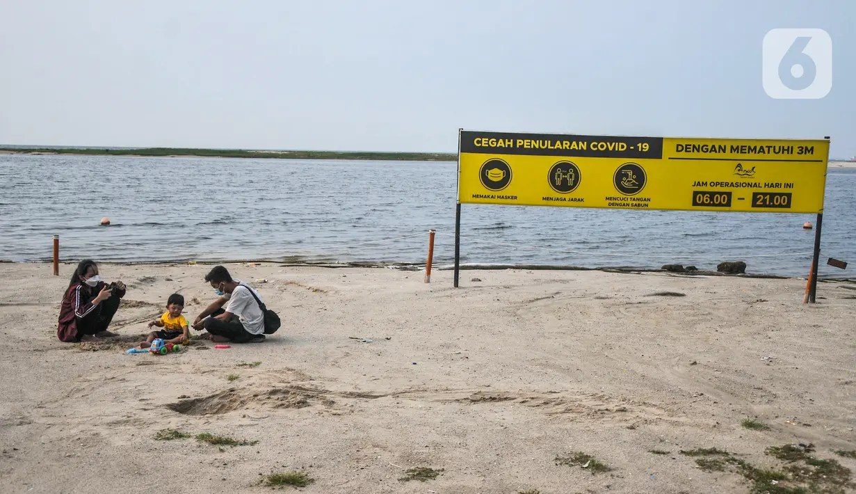 Anak-anak didampingi orangtua saat berwisata di Pantai Lagoon, Ancol, Jakarta, Kamis (21/10/2021). Pemerintah Provinsi DKI Jakarta menyesuaikan sejumlah aturan kegiatan dengan adanya pemberlakuan pembatasan kegiatan masyarakat (PPKM) level 2. (merdeka.com/Iqbal S. Nugroho)