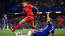 Bek Chelsea, Branislav Ivanovic berusaha mengambil bola yang dibawa gelandang Liverpool, Philippe Coutinho pada lanjutan Liga Inggris di Stadion Stamford Bridge, London, (17/9). Liverpool menang atas Chelsea dengan skor 2-1. (Reuters/Dylan Martinez)