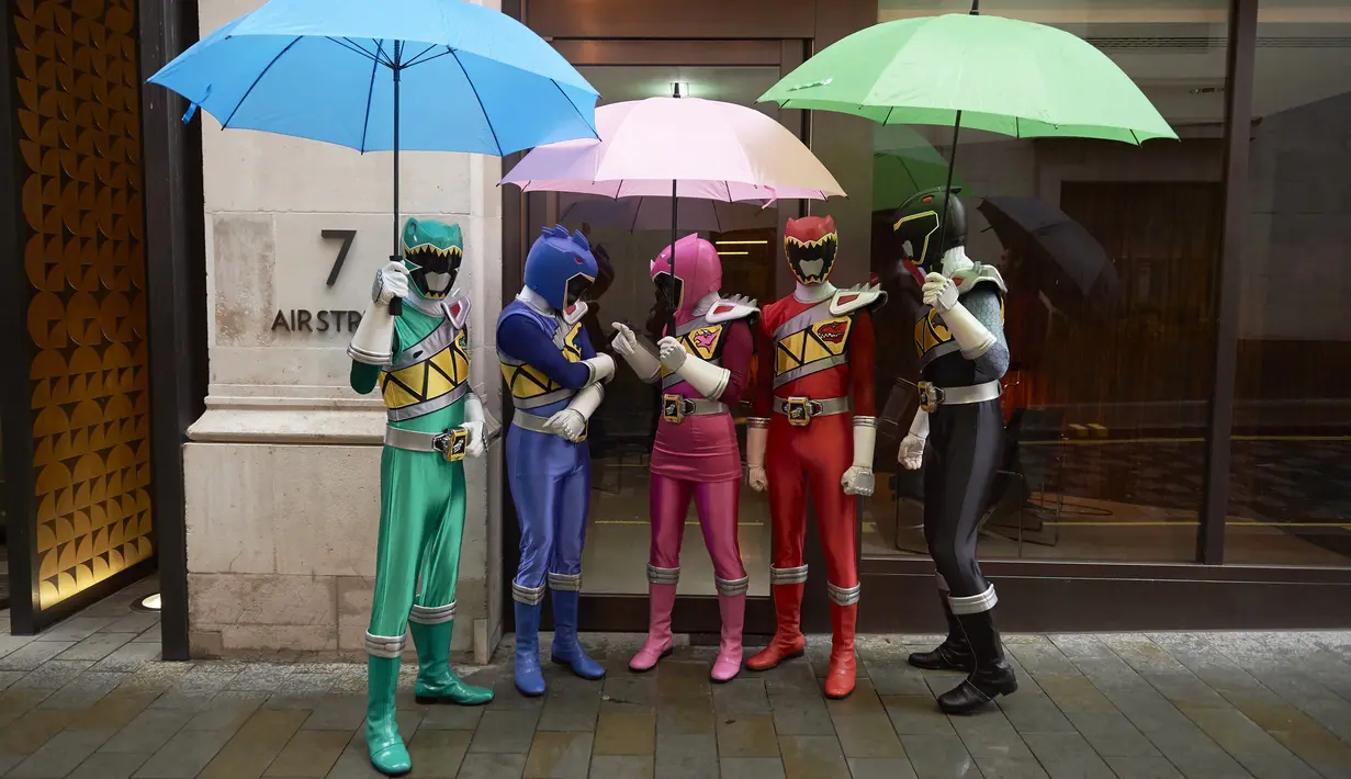 Sejumlah orang berpakaian karakter pahlawan, Power Rangers saat mengikuti Hamleys Natal Toy Parade di Regent Street di London, Inggris (20/11). Parade ini menghadirkan sejumlah karakter kartun dan mainan yang populer dikalangan anak. (AFP/Niklas Halle'n)