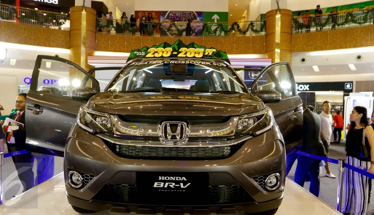 Sebuah mobil prototype Honda BR-V dipajang saat pameran mobil Honda di Summarecon Mal Serpong, Tangerang, Minggu( 29/11/2015). Sepanjang September 2015, Honda mencatatkan penjualan mobil sebanyak 14.355 unit. (Liputan6.com/Fery Pradolo)