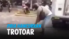 ISTRINYA JATUH, PRIA HANCURKAN TROTOAR PAKAI PALU