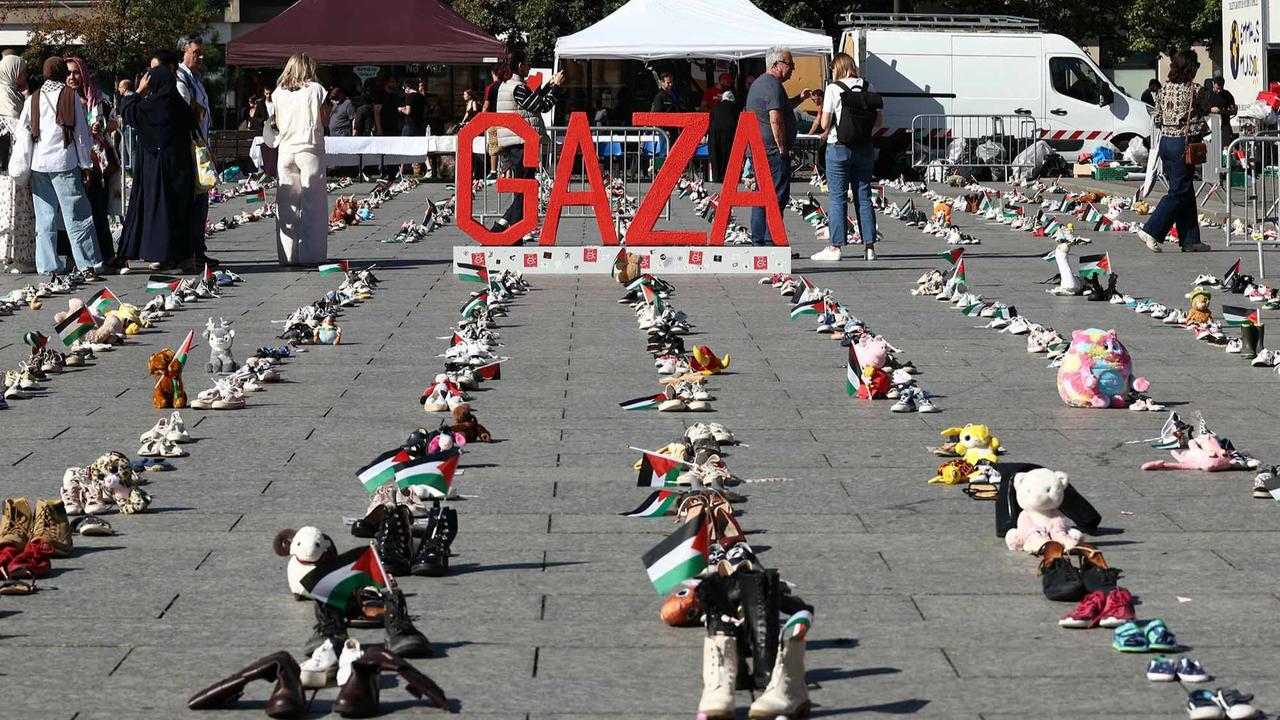 FOTO: Ratusan Sepatu untuk Warga Gaza