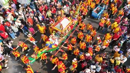 Ritual Gotong Toapekong merupakan tradisi masyarakat Tionghoa Tangerang yakni dengan mengarak patung Dewi Kwan Im Hud Couw, dan ini menjadi ritual setiap 12 tahun sekali. (merdeka.com/Arie Basuki)
