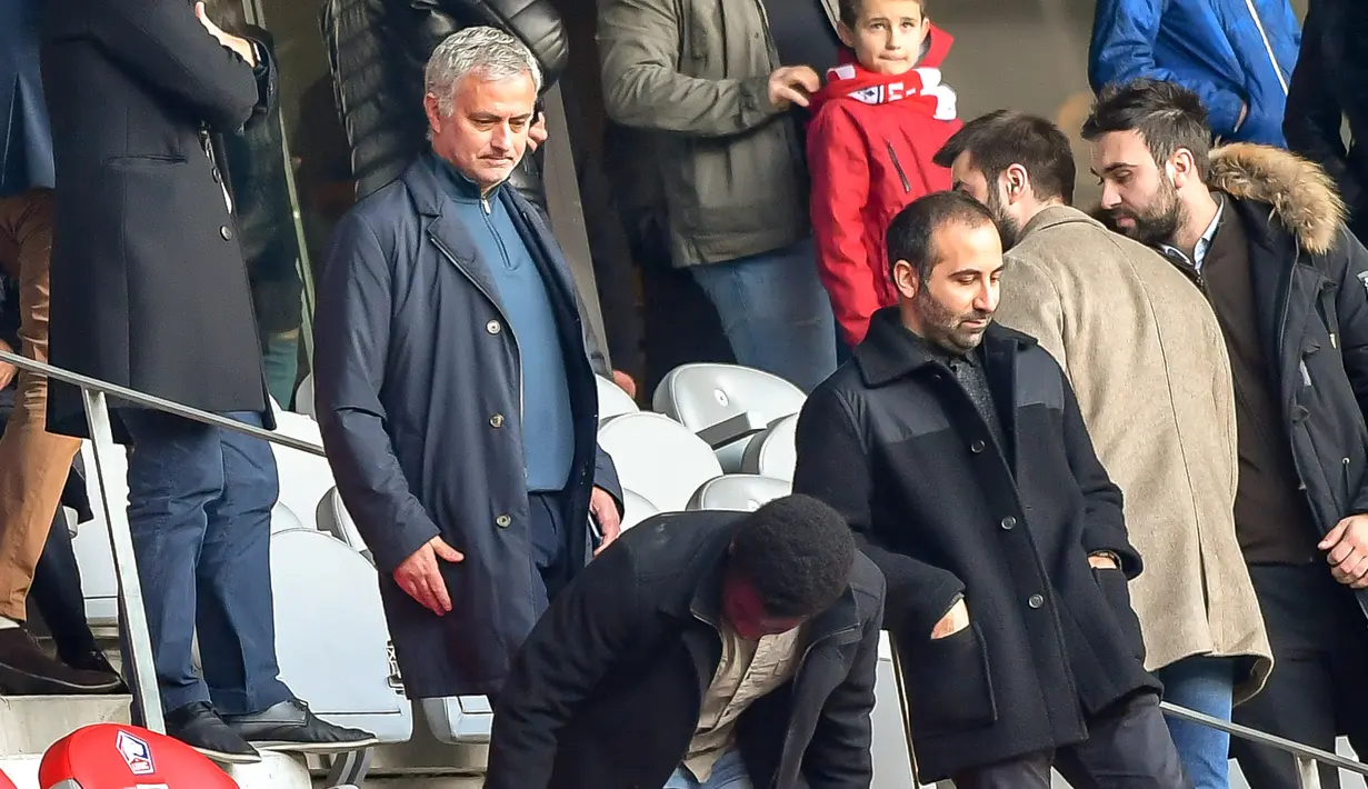 Mantan pelatih Manchester United Jose Mourinho tiba untuk menyaksikan pertandingan Ligue 1 antara Lille melawan Montpellier di Stadion Pierre Mauroy, Villeneuve-d'Ascq, Prancis, Minggu (17/2). (Philippe HUGUEN/AFP)