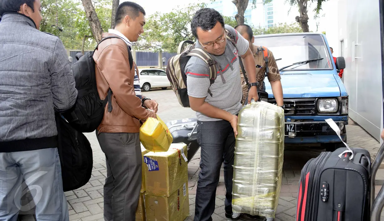 Petugas menurunkan barang bukti hasil penggeledahan rumah Gubernur Sumut, Gatot Pujo Nugroho di Gedung KPK, Jakarta, Jumat (14/8/2015). Penggeledahan terkait penyidikan kasus dugaan suap kepada hakim dan panitera PTUN Medan. (Liputan6.com/Helmi Afandi)