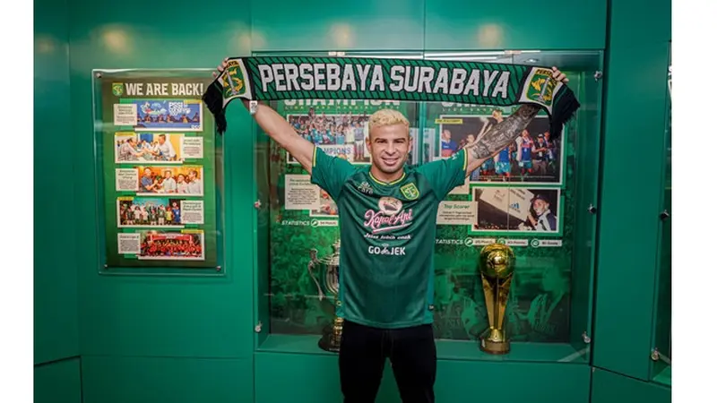 Dikabarkan Kembali ke Persebaya, Ini 5 Potret Diogo Campos di Luar Lapangan