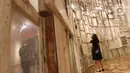 Pengunjung melihat karya seni instalasi yang ditampilkan dalam pameran bertajuk The Soul Trembles di Museum Modern and Contemporary Art in Nusantara (MACAN), Jakarta, Selasa (3/01/2023). Pameran tunggal karya perupa asal Jepang, Chiharu Shiota itu akan dibuka untuk publik mulai 26 November 2022 hingga 20 April 2023. (Liputan6.com/Herman Zakharia)