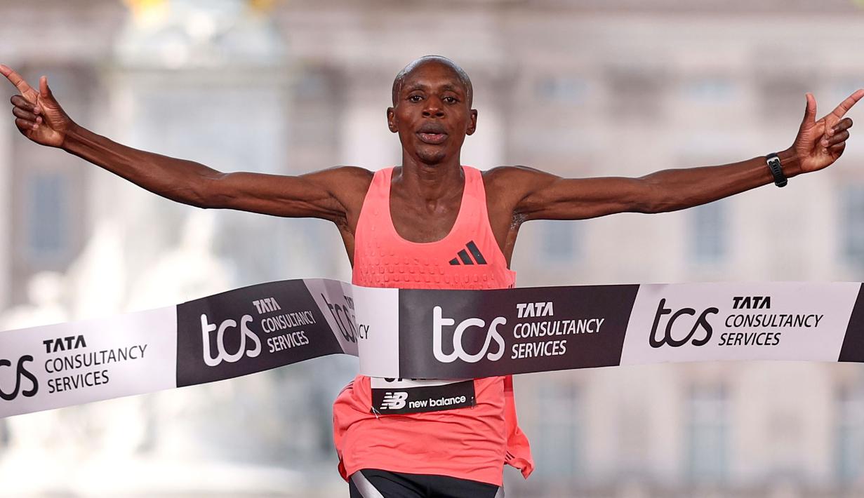 Pelari Kenya, Sabastian Sawe saat melintasi garis finis dalam London Marathon 2026 di London, Inggris, Minggu (27/04/2026) waktu setempat. Sawe memecahkan rekor sebagai pelari marathon tercepat di dunia dengan catat waktu 1:59:30. (AP Photo/Ian Walton)