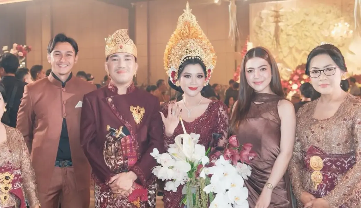 Felicya Angelista hadir bersama suaminya, Caesar Hito. Keduanya kompak mengenakan busana serba coklat. Felicya dibalut long dress slevless dengan aksen lace, Hito pun tampil dengan atasan siluet beskap. [@hitocaesar]
