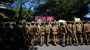 Polisi Sri Lanka berjaga-jaga saat aksi protes di dekat sekretariat presiden di Kolombo, Sri Lanka, Rabu (1/2). Pendemo menentang rencana privatisasi pelabuhan oleh pemerintah. (AP Photo / Eranga Jayawardena)