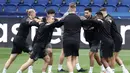 Pemain Borussia Dortmund saat sesi Latihan jelang laga leg dua semi final Liga Champions melawan Paris Saint-Germain (PSG) di Parc des Princes, Paris, Senin (7/5/2024). (AFP/Frank Fife)