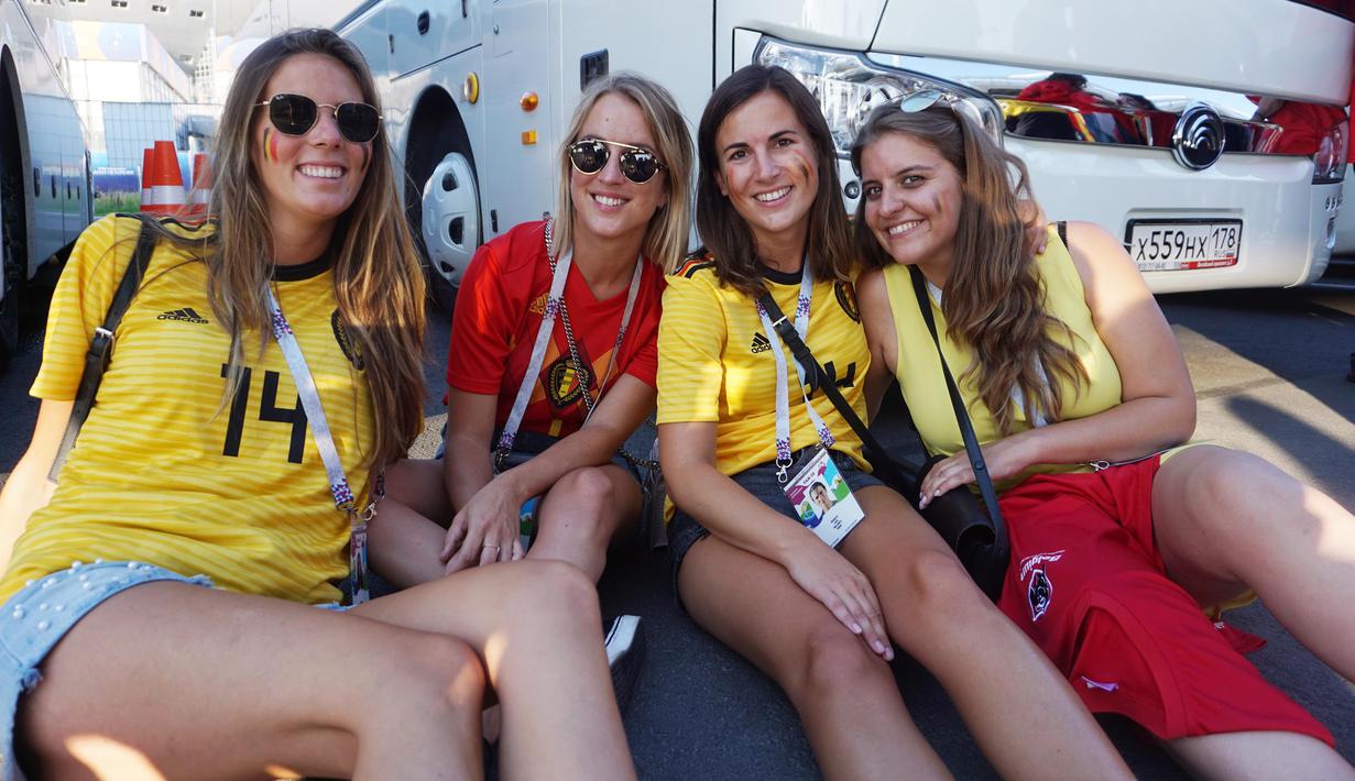 Empat suporter Belgia berpose usai menyaksikan laga menyaksikan laga perebutan tempat ke tiga Piala Dunia 2018 antara Inggris melawan Belgia di Stadion Saint Petersburg, Rusia. (Bola.com/Okie Prabhowo)