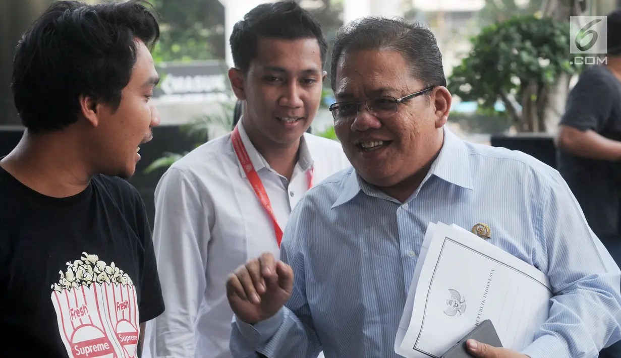 Komisioner Ombudsman RI, Adrianus Meliala bersama anggota Ombudsman lainnya tiba di gedung KPK, Jakarta, Selasa (15/5). Adrianus datang untuk membahas kasus penyiraman air keras terhadap penyidik senior KPK Novel Baswedan. (Merdeka.com/Dwi Narwoko)