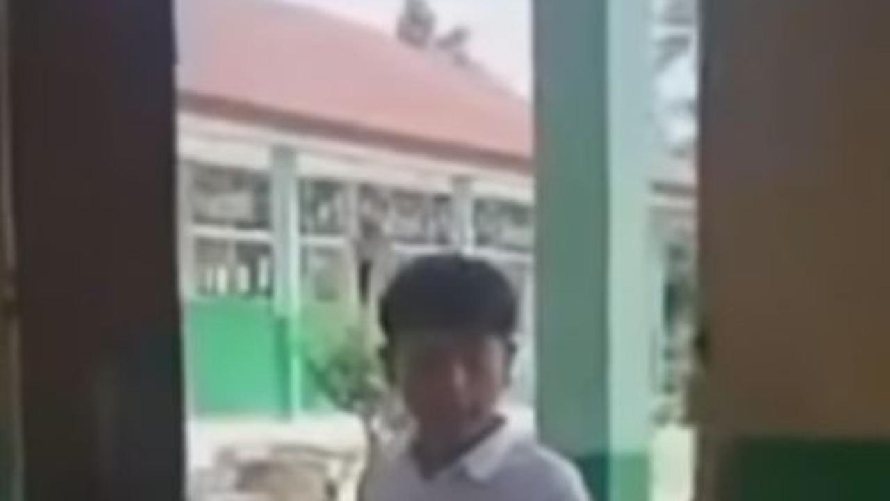 Berdasarkan penelusuran, peristiwa itu terjadi di SD Negeri 07 Sariak Laweh, Kecamatan Akabiluru, Kabupaten Limapuluh Kota, Sumatera Barat.