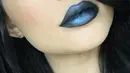 Kylie Jenner sempat membocorkan warna terbaru pada lipsticknya di akun instagramnya. Wanita 18 tahun ini tentunya memberikan warna biru dan hitam pada nuansa creamy pada lipsticknya. (instagram@Bintang.com)