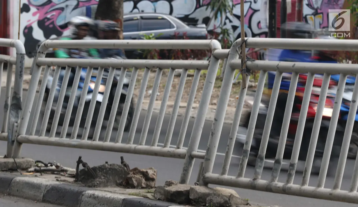 Salah satu ruas pembatas jalan Prof. DR. Soepomo terlihat miring, Jakarta, Jumat (22/2). Kondisi pagar pembatas jalan di jalan Prof. DR. Soepomo mengalami kerusakan di beberapa titik. (Liputan6.com/Helmi Fithriansyah)